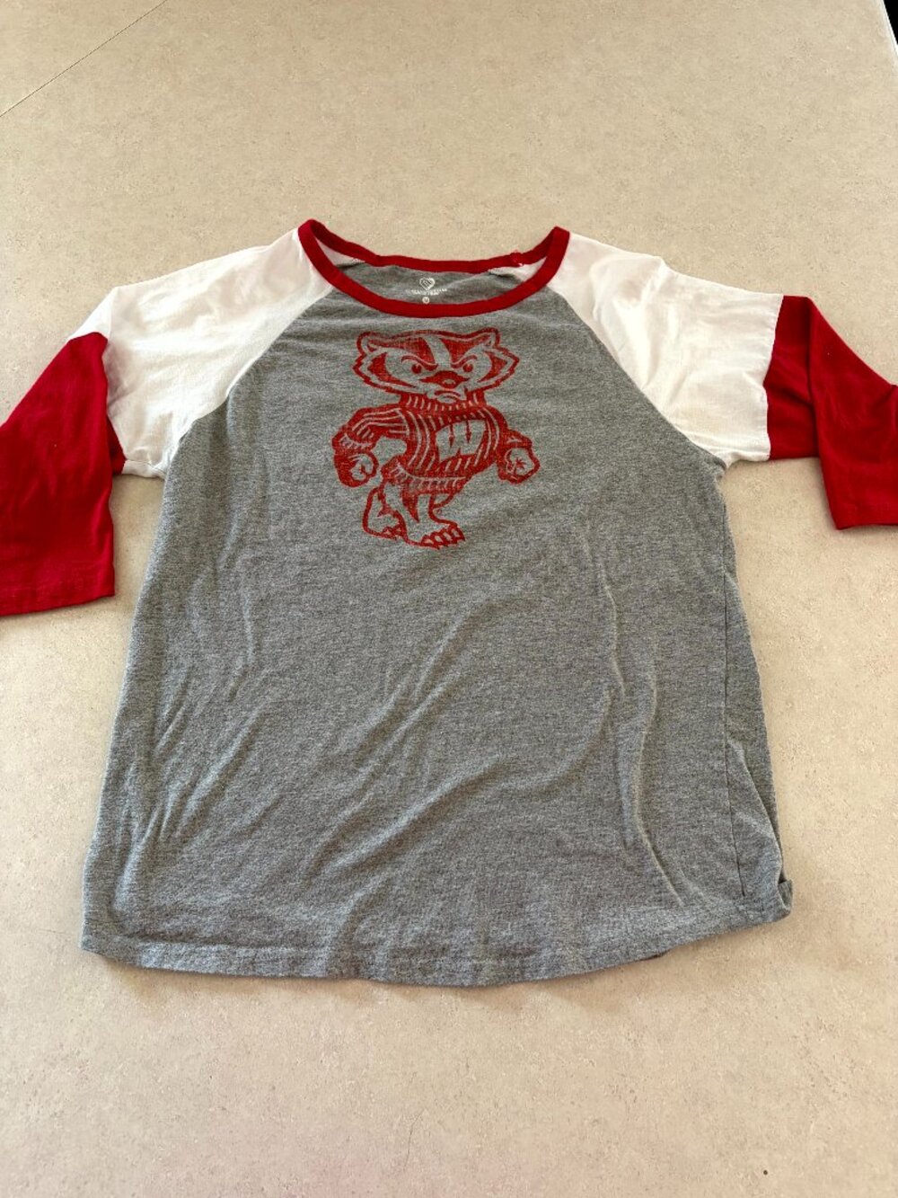 Womenโs Wisconsin Badger T Shirt Size Medium Grey 3/4 Sleeve Bucky Badger
